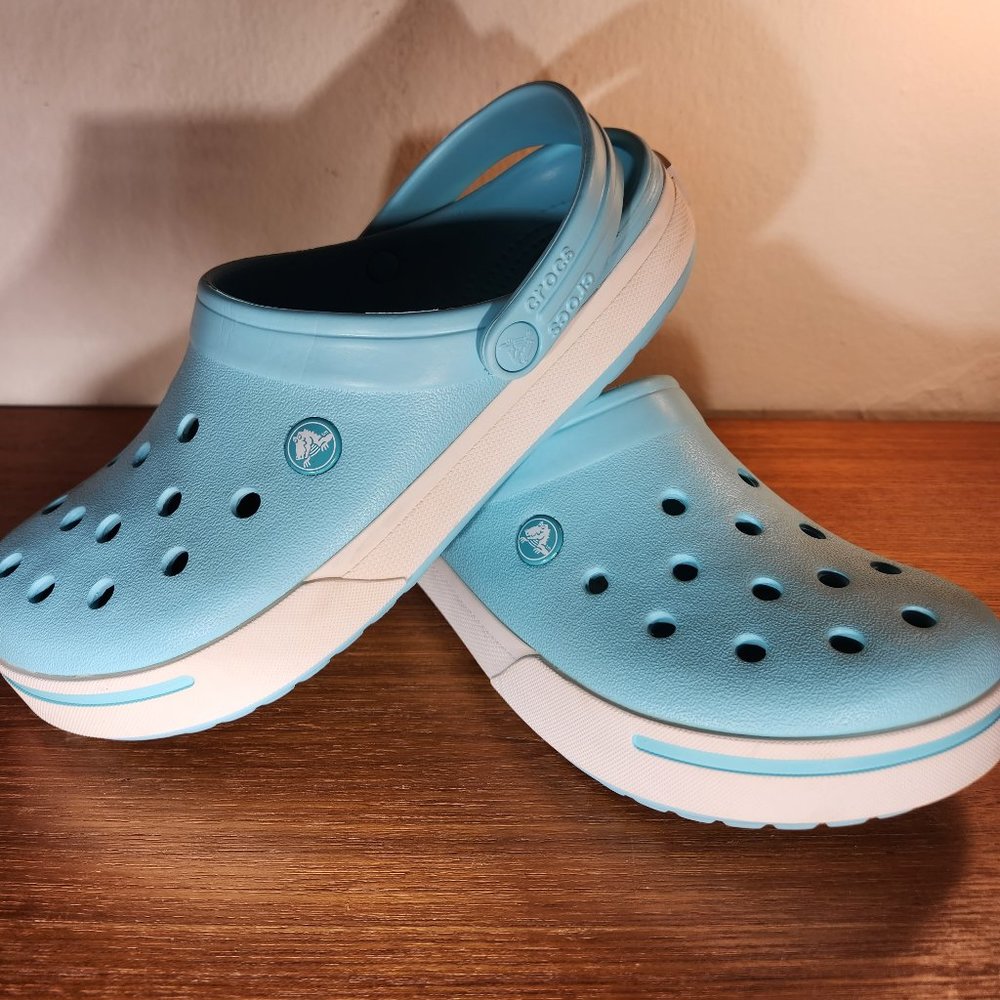 CROCS   Baby blue Classic Clog Men (7)/Women (9)